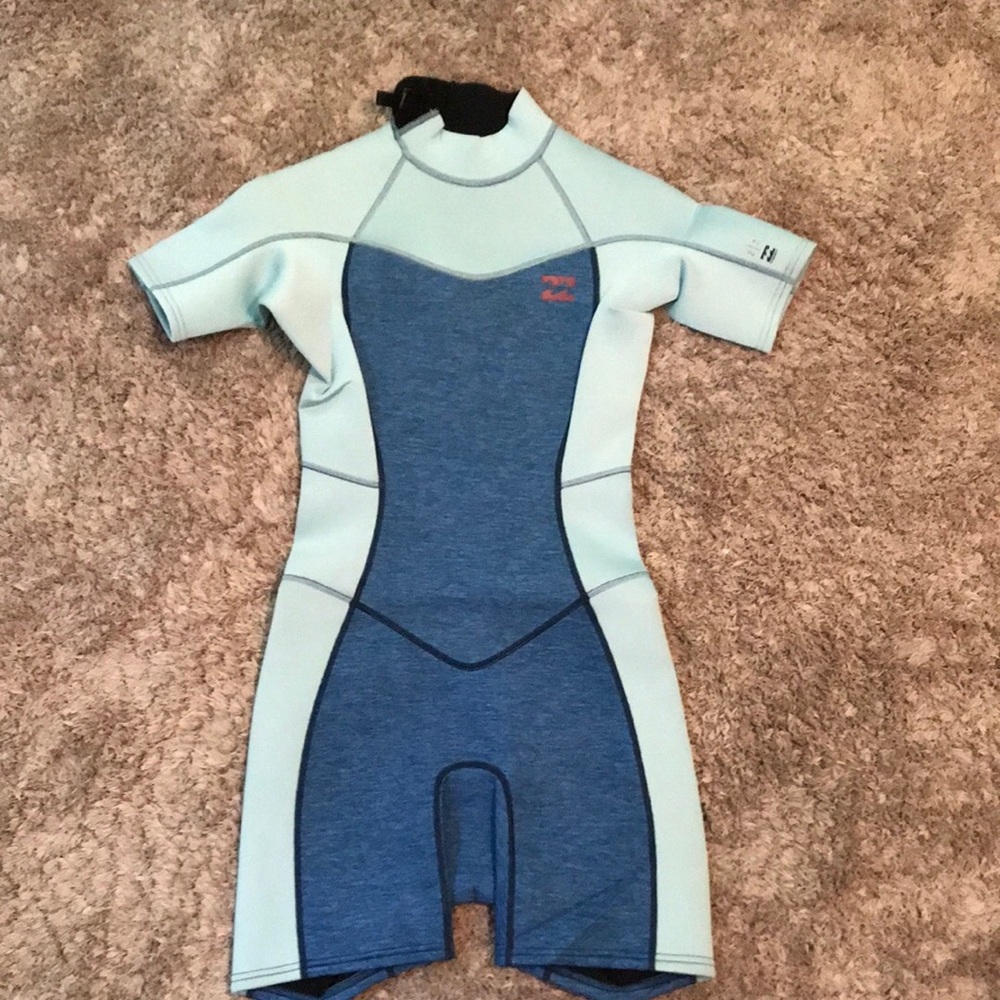 woman’s billabong Shortie adorable. Sz 4